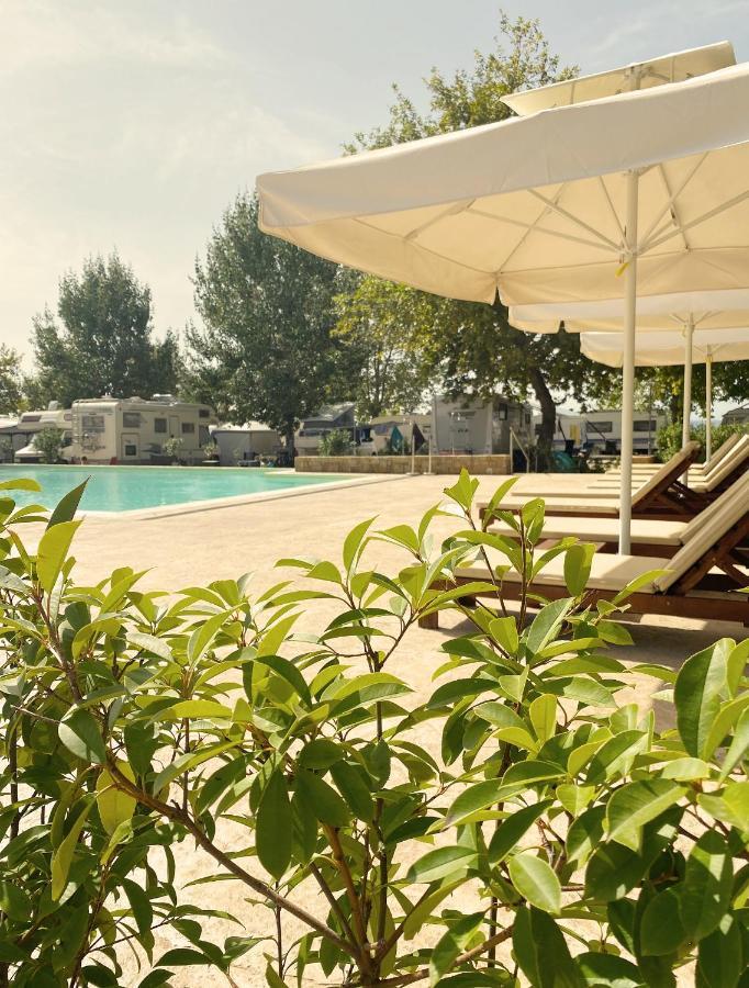 Mareleon Beach Resort Ofrínion Exterior foto