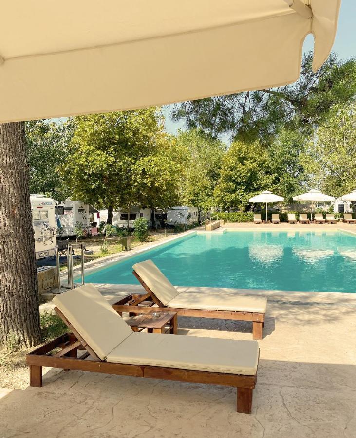 Mareleon Beach Resort Ofrínion Exterior foto